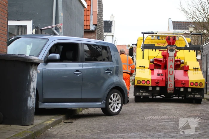 Auto knalt dwars door schutting bij uitwijkmanoeuvre