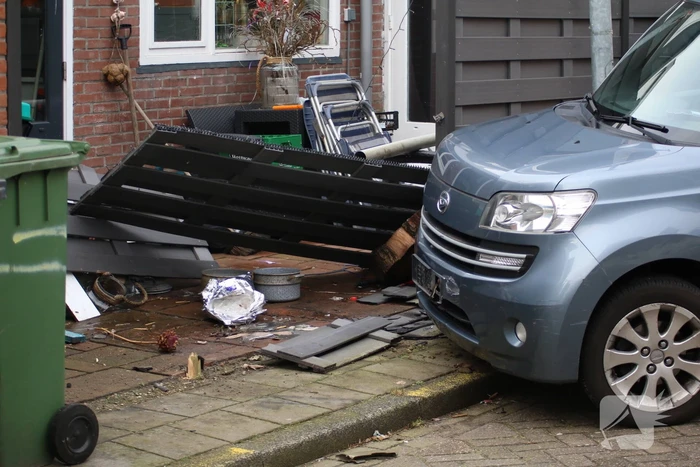 Auto knalt dwars door schutting bij uitwijkmanoeuvre