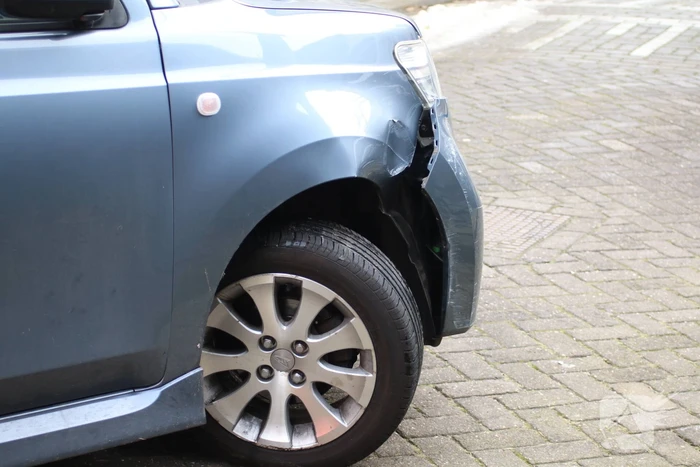 Auto knalt dwars door schutting bij uitwijkmanoeuvre