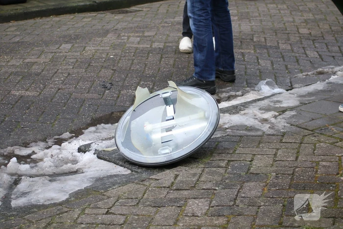 Auto knalt dwars door schutting bij uitwijkmanoeuvre