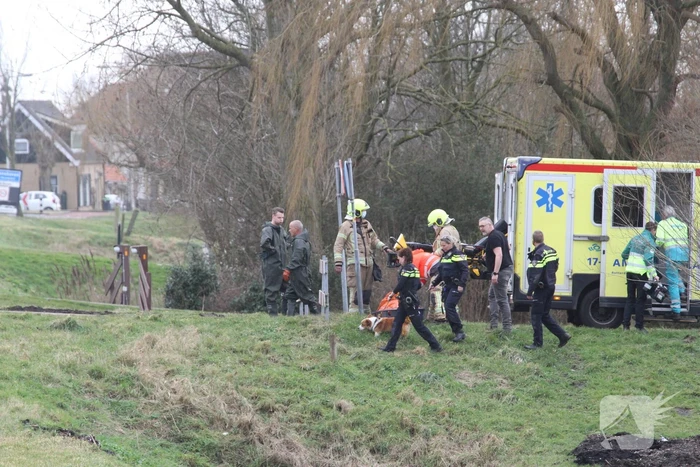 Jongen springt hond achterna en zakt door ijs