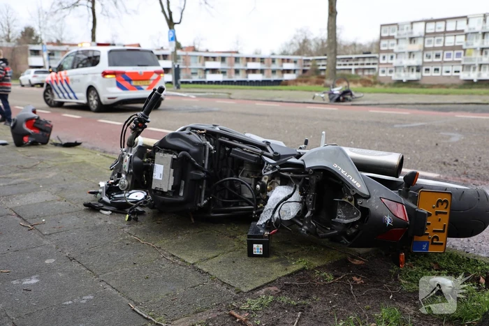 Motorrijder botst op auto die uit parkeervak rijdt