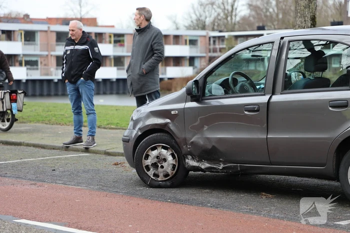 Motorrijder botst op auto die uit parkeervak rijdt