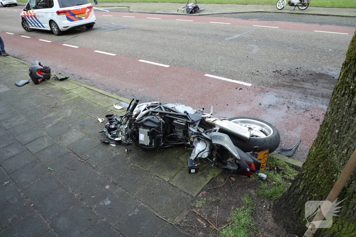 Motorrijder botst op auto die uit parkeervak rijdt