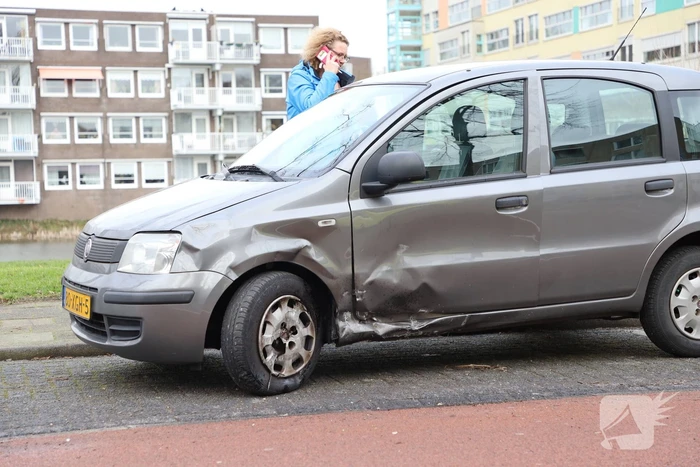 Motorrijder botst op auto die uit parkeervak rijdt