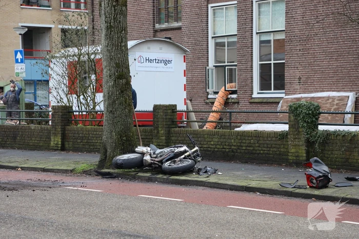 Motorrijder botst op auto die uit parkeervak rijdt