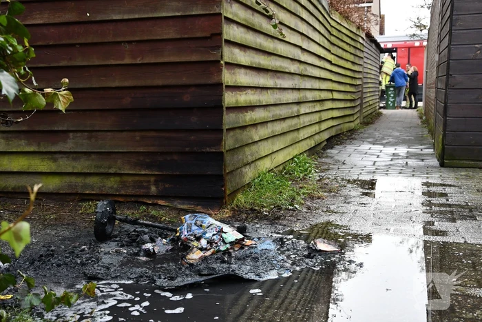 Papiercontainer brandt volledig uit