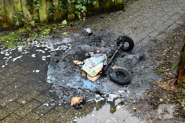 Papiercontainer brandt volledig uit