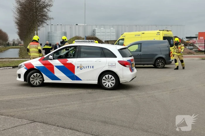 Bestelbus en auto botsen op kruising