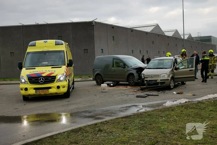 Bestelbus en auto botsen op kruising