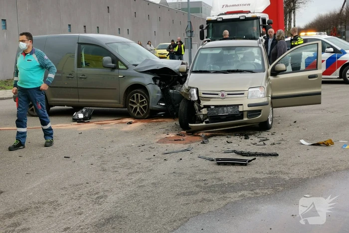 Bestelbus en auto botsen op kruising