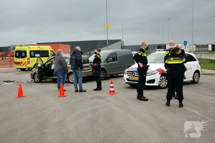 Bestelbus en auto botsen op kruising