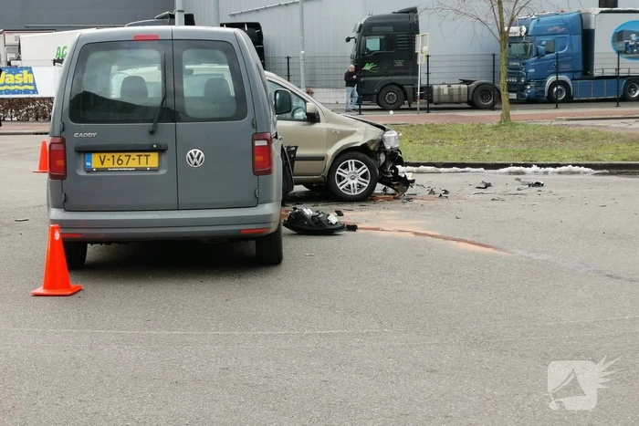 Bestelbus en auto botsen op kruising