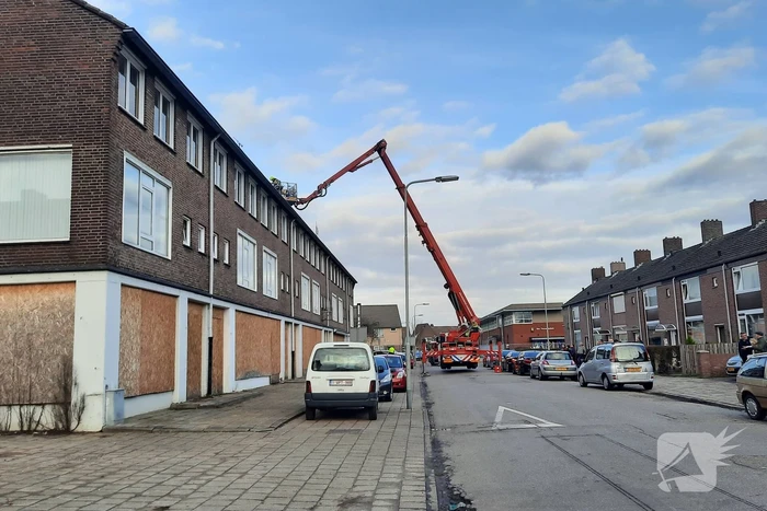 Brandweer inspecteert leeg staan pand na incident