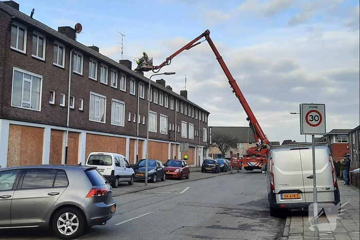 Brandweer inspecteert leeg staan pand na incident