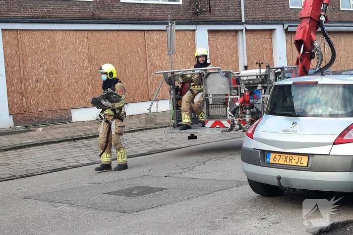 Brandweer inspecteert leeg staan pand na incident
