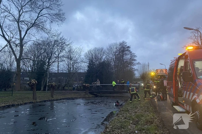 Brandweerduiker zoekt naar persoon in water