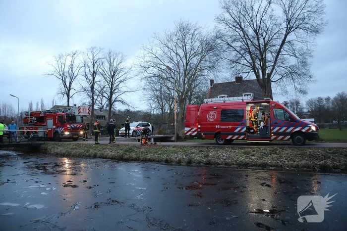 Brandweerduiker zoekt naar persoon in water