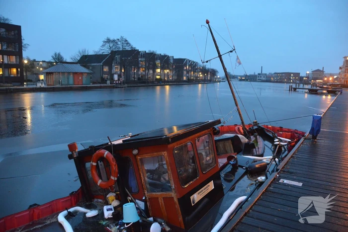 Honderd jaar oude sleepboot Harmen gezonken
