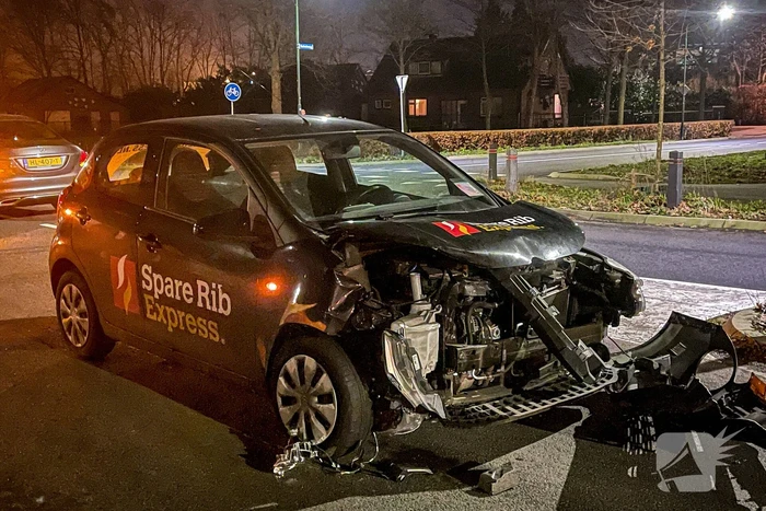 Bezorgauto in aanrijding met personenauto