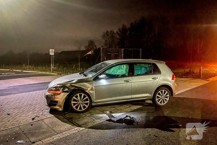 Bezorgauto in aanrijding met personenauto