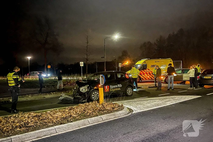 Bezorgauto in aanrijding met personenauto