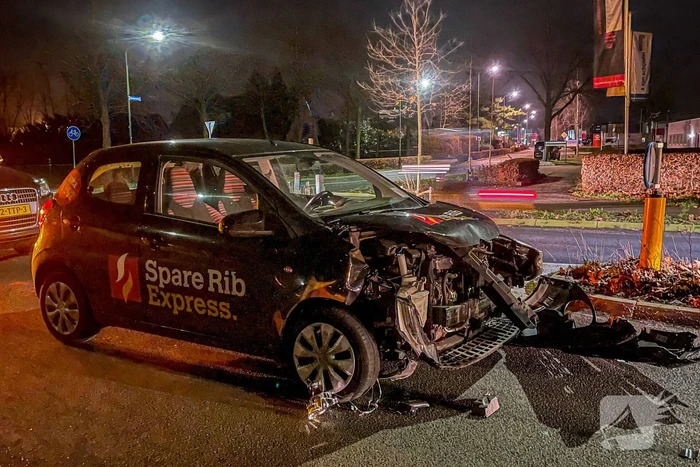 Bezorgauto in aanrijding met personenauto
