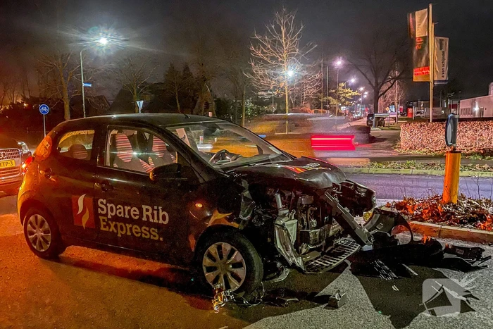 Bezorgauto in aanrijding met personenauto