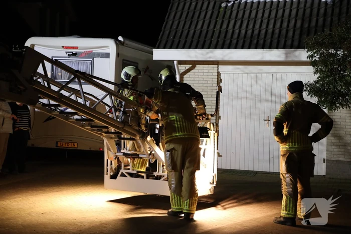 Brandweer blust brandende schoorsteen
