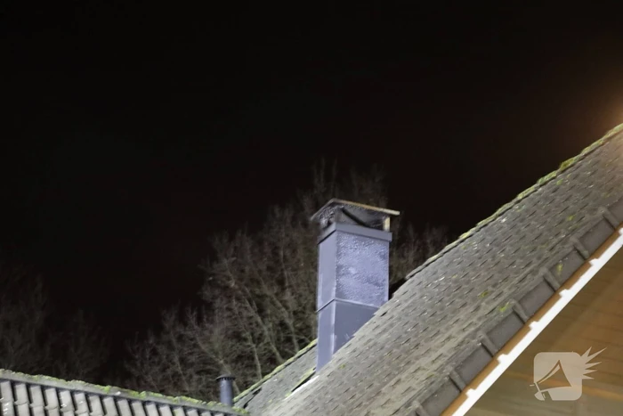 Brandweer blust brandende schoorsteen