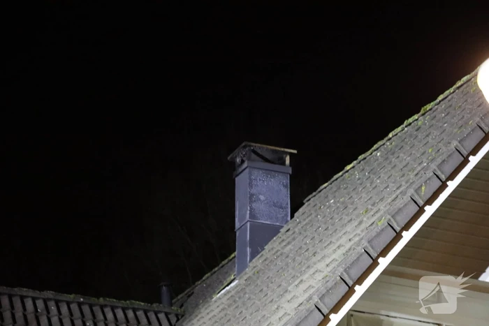 Brandweer blust brandende schoorsteen