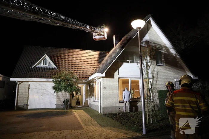 Brandweer blust brandende schoorsteen