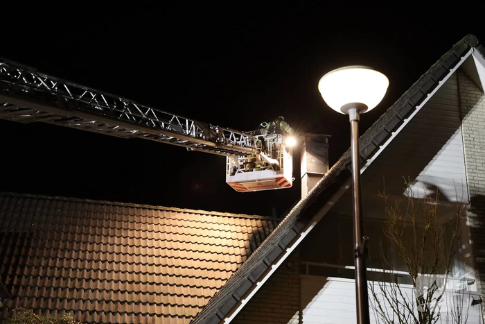 Brandweer blust brandende schoorsteen
