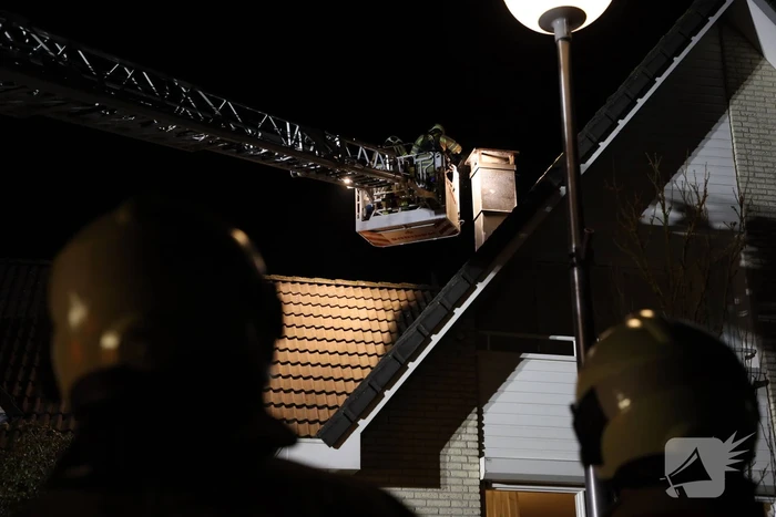 Brandweer blust brandende schoorsteen