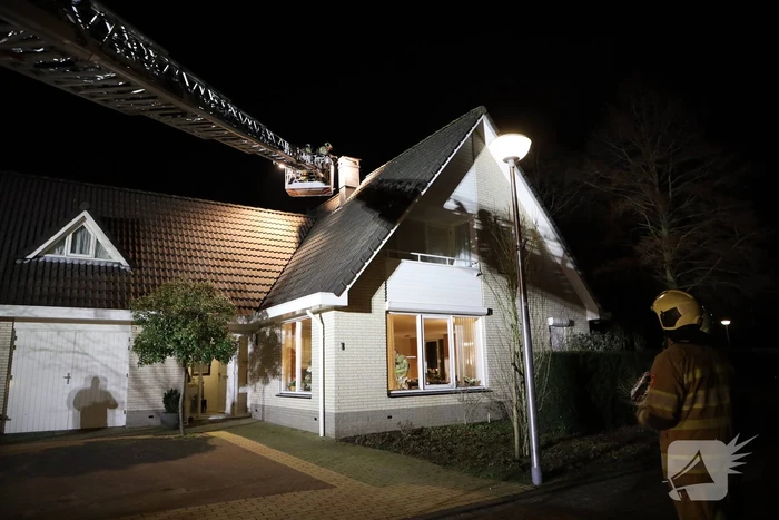 Brandweer blust brandende schoorsteen