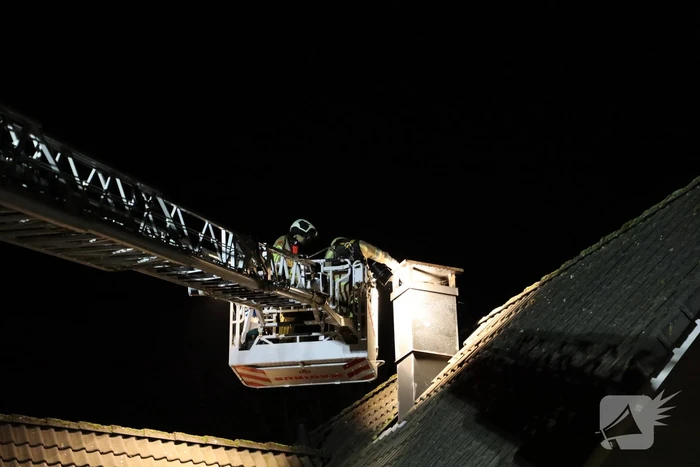 Brandweer blust brandende schoorsteen