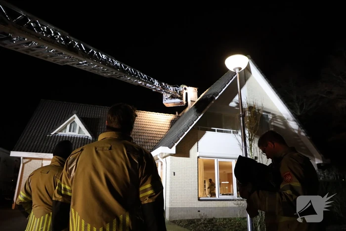 Brandweer blust brandende schoorsteen