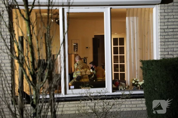Brandweer blust brandende schoorsteen