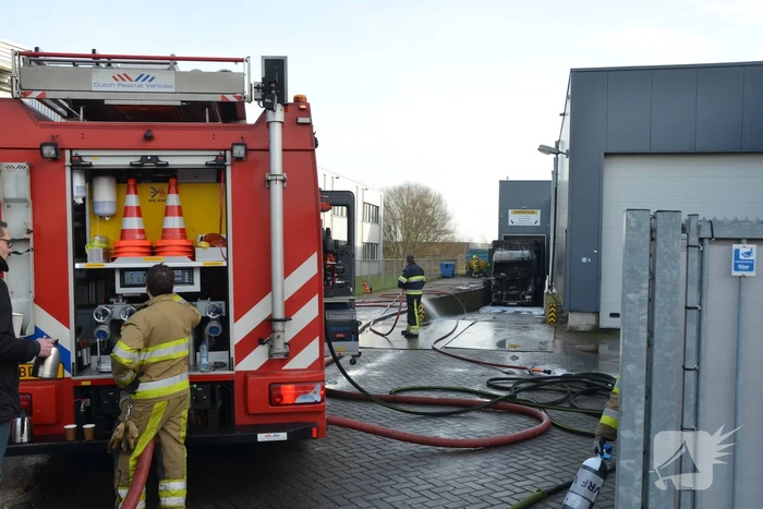 Vrachtwagen voor laaddock uitgebrand