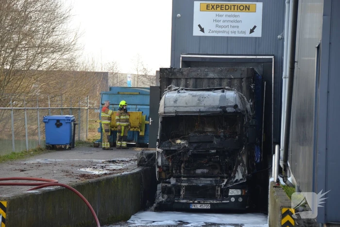 Vrachtwagen voor laaddock uitgebrand