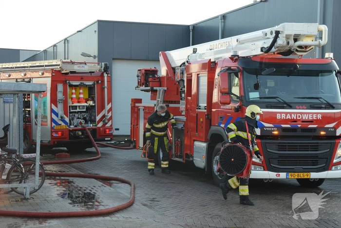 Vrachtwagen voor laaddock uitgebrand