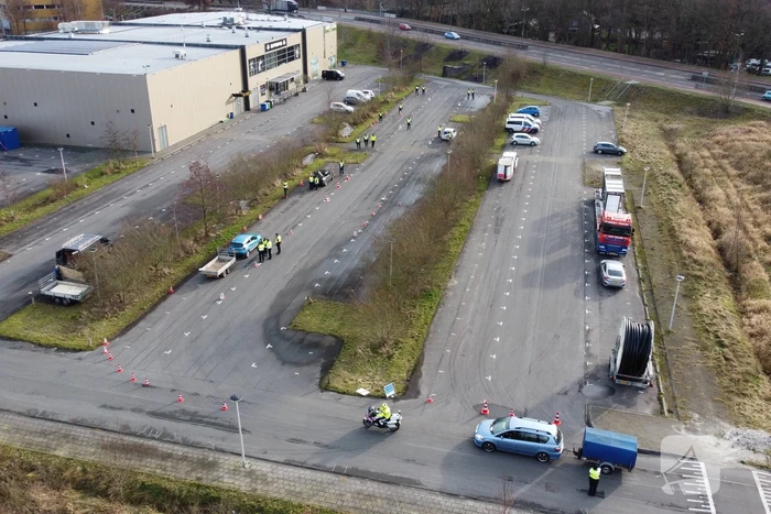 Grote politiecontrole parkeerterrein Superfun