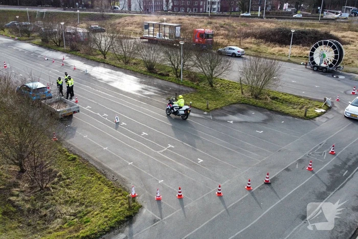 Grote politiecontrole parkeerterrein Superfun