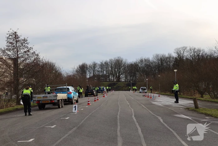 Grote politiecontrole parkeerterrein Superfun
