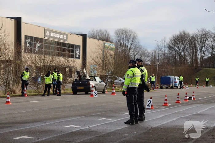 Grote politiecontrole parkeerterrein Superfun