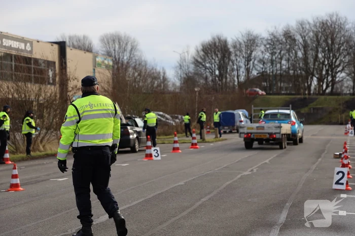 Grote politiecontrole parkeerterrein Superfun