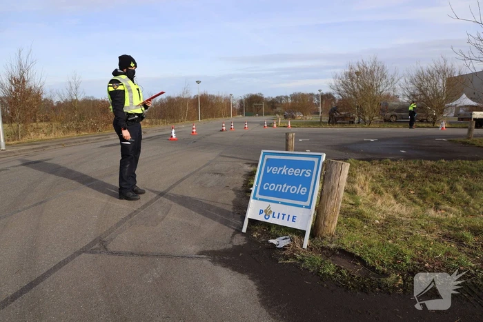 Grote politiecontrole parkeerterrein Superfun