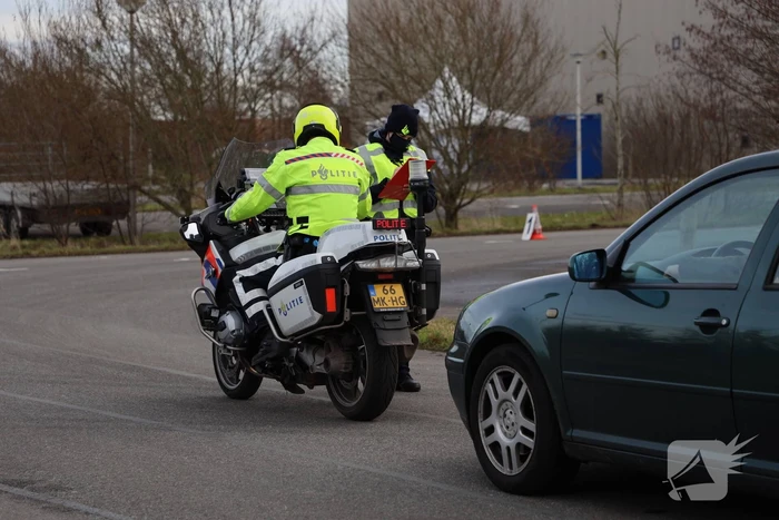 Grote politiecontrole parkeerterrein Superfun