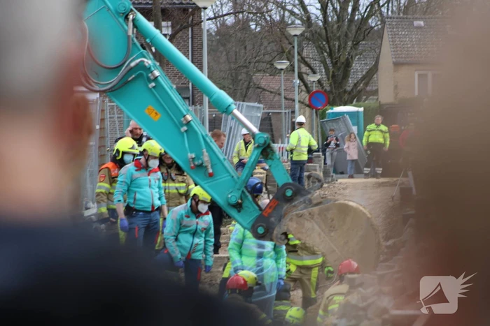 Man bedolven onder grond bij graafwerkzaamheden