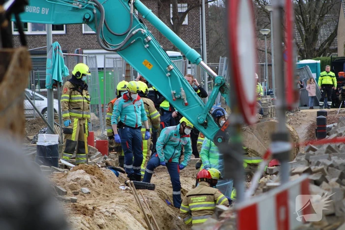 Man bedolven onder grond bij graafwerkzaamheden